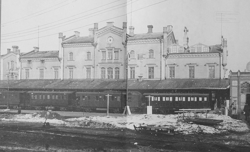 File:Helsinki old railwaystation behind.jpg