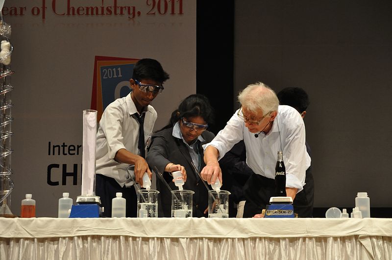 File:Herbert Walter Roesky - Chemical Curiosities - Kolkata 2011-02-09 0748.JPG