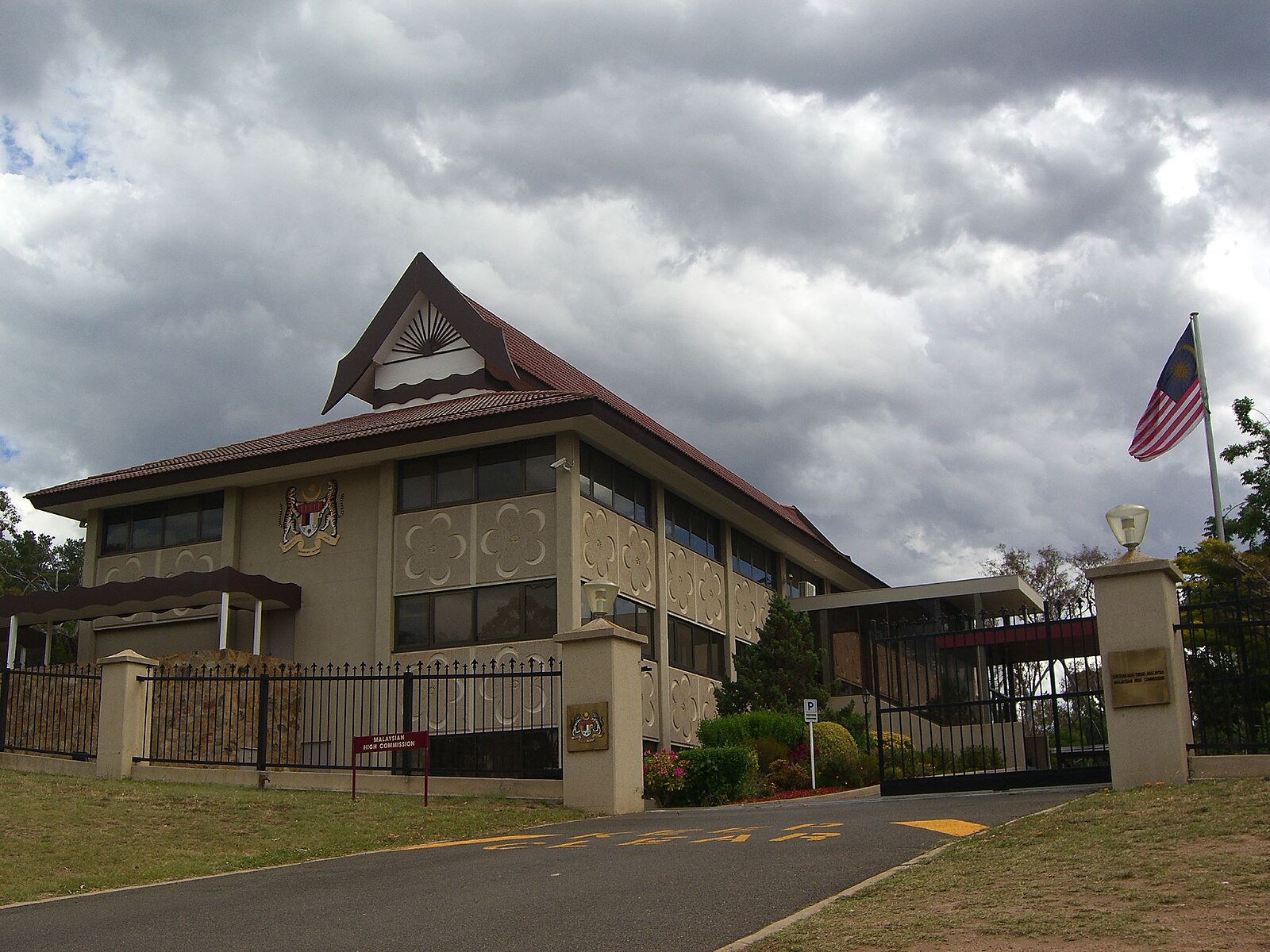 Австралия малайзия. Австралия и Малайзия. Высшая комиссия Австралии. High Commission of Australia. Посольство новой Гвинеи в Австралии фото.