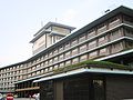 日本の「ホテル御三家」のひとつホテルオークラ。老舗ホテル。現在は取り壊され、近代的な建物となっている。