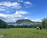 Hoverberget med sin karaktäristiska silhuett sett från Skanderåsen.