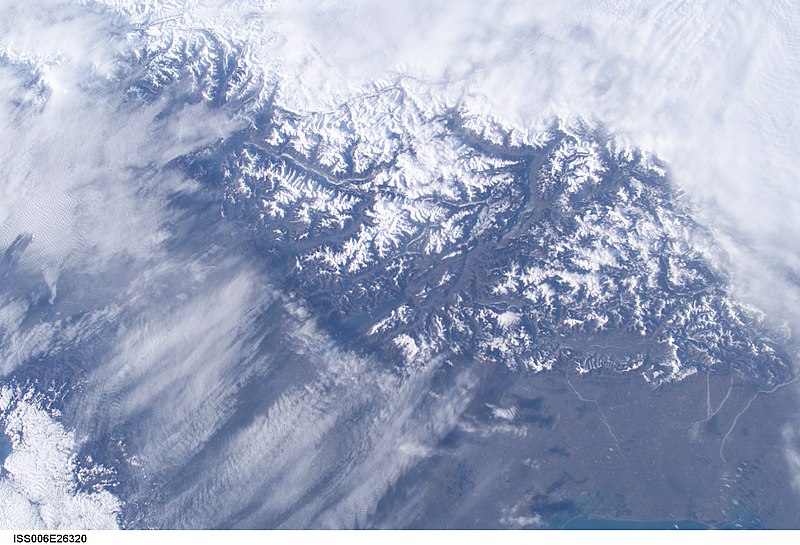 File:ISS006-E-26320 - View of Italy.jpg