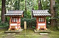 天降神社・市神社（左）、馬場殿神社（右）