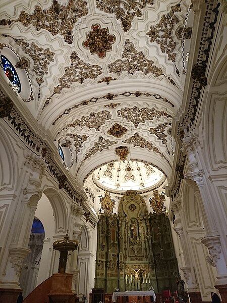 File:Iglesia de Santiago Apóstol Málaga Interior.jpg