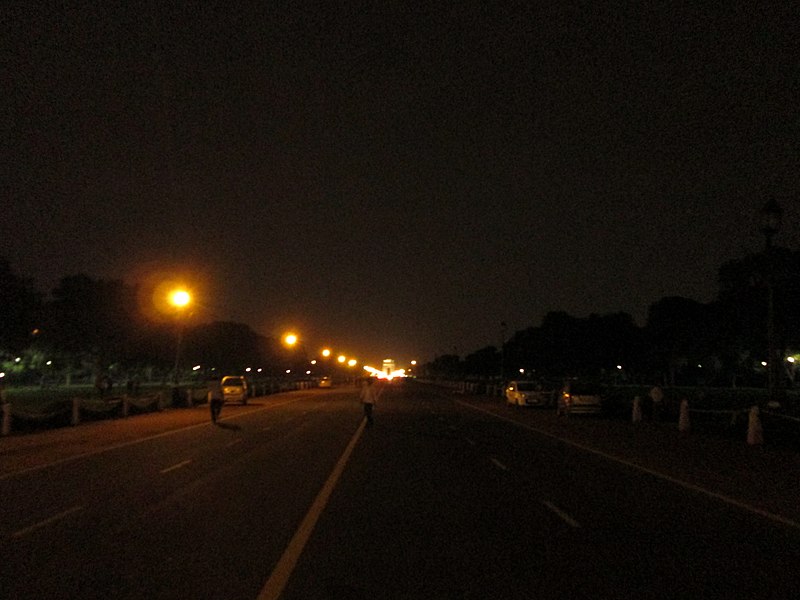 File:India Gate at Night Far.JPG