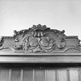 Interieur, ornament met wapenschilden in houtsnijwerk boven een herenbank - Lellens - 20385789 - RCE.jpg