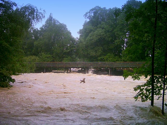 Flaucheranlagen beidseits der Isar hinter dem Heizkraftwerk Süd. Links quert die Brudermühlbrücke den Fluss, am rechten oberen Bildrand sind gerade noch der Flauchersteg und das Isarwerk 2 erkennbar