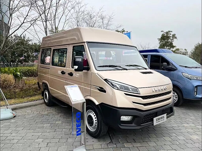 File:Iveco Turbo Daily 2023MY 01.jpg