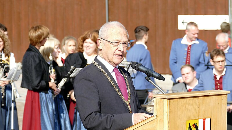 File:Ivo Holzinger Einweihung Platz der Deutschen Einheit 03-10-2015.jpg