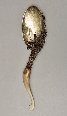 Un cucchiaio da gelatina in argento con manico in avorio e decorazioni dorate, realizzato dalla Whiting Manufacturing Co. nel 1890.