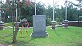 ジャクソン郡退役兵記念碑、郡図書館の通り向かいにある