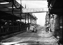 Жан Порпорато в своей картине Berliet на Targa Florio 1908 года.jpg