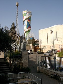 Synagoga Zachor le-Avraham a vodojem ve čtvrti Kirjat Menachem