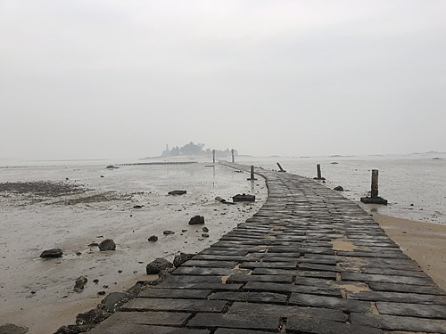 Jiangong Yu (zh:建功嶼) in Kinmen (zh:金門). The island is connected to main Kinmen island by a causeway which only appears in low tide. Photograph: YuTK