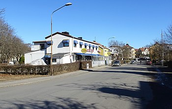 Johan Skyttes väg nr 214 med Konsum 1936 och Älvsjö Värdshus 2022.