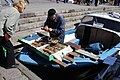 Pescador vendendo arenques afumados en Helsinqui