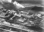 Kalmar tändsticksfabrik i Kalmar. Det stora lagret av aspvirke syns till vänster i bild. Fabriken lades ner 1967. Foto: omkring 1930.