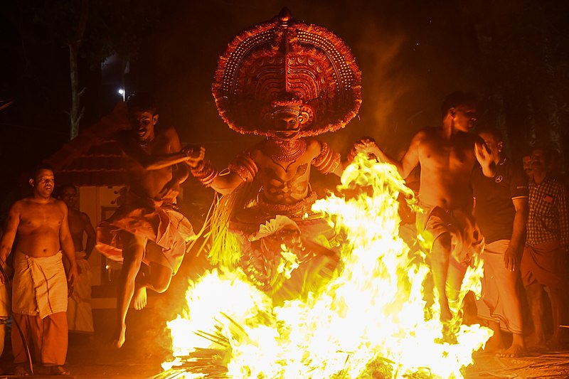 File:Kandanaar kelan theyyam at Peeleri vayanattukulavan kaavu 7.jpg