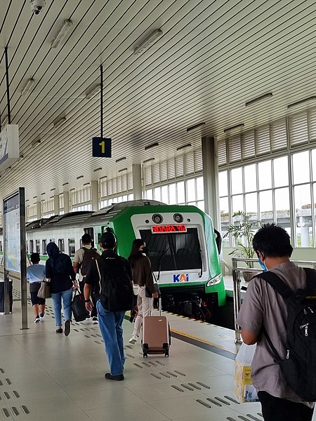 File:Kereta Api Bandara YIA.jpg