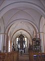 Blick durch das romanische Langschiff in den gotischen Chor