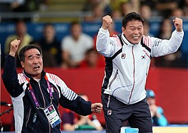 Ан Хан Бон (справа) радуется победе своего подопечного Ким Хён У на Олимпиаде в Лондоне