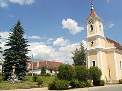 Korolupy, kostel sv. Vavřince s památníkem obětem 1. světové války.jpg