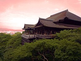 Pohled na Kijomizu-dera během jara