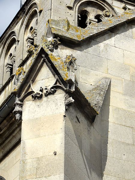 File:La Neuville-en-Hez (60), église Notre-Dame de la Nativité, contrefort de l'abside.jpg