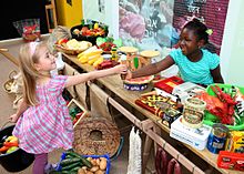 Two girls in the Labyrinth Kindermuseum Berlin [Wikidata] Labyrinth Marktplatz.jpg