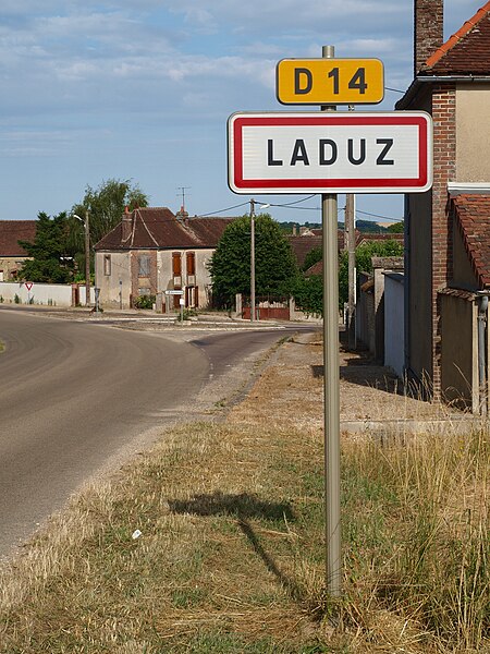 File:Laduz-FR-89-panneau d'agglo-01.jpg