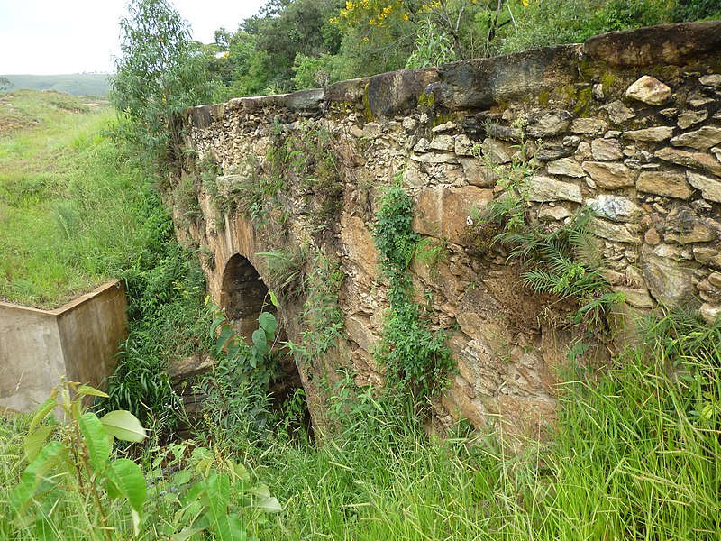 File:Lavras Novas, Ouro Preto MG Brasil - Ponte em estilo romano, pedra de cantaria - panoramio.jpg