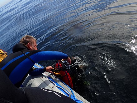 Lifting the scuba set back into the boat