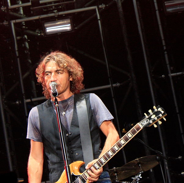 File:Ligabue 2010-09-18 Torino 1.jpg