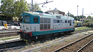 La locomotiva D.345.1138 (serie D.345), in livrea XMPR; da notare il filetto lungo la cassa, il quale è di colore rosso, anziché blu.
