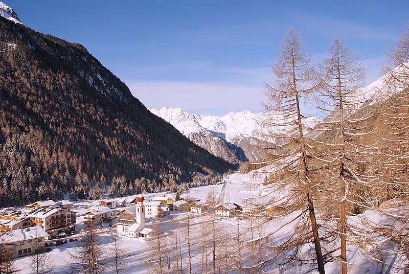 File:Looking down to the village Gries with lots of winterpleasure in the snow - panoramio.jpg