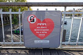 Panneau de la campagne « Stop aux cadenas ! » de la Mairie de Paris, sur la passerelle Débilly, photographié en novembre 2016.