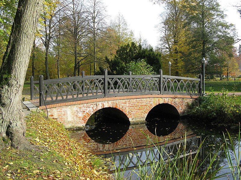 File:Ludwigslust Schlosspark Brücke zur Katholischen Kirche 2010-10-29 059.JPG