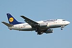 Lufthansa B737-530 (D-ABJF) přistání na londýnském letišti Heathrow.jpg