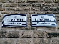 Luxembourg, Rue St Mathieu, Descherwee-Sichegaass - nom de rue.jpg