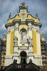 Porta principal e as estátuas de São Leão Magno e Santo Atanásio.