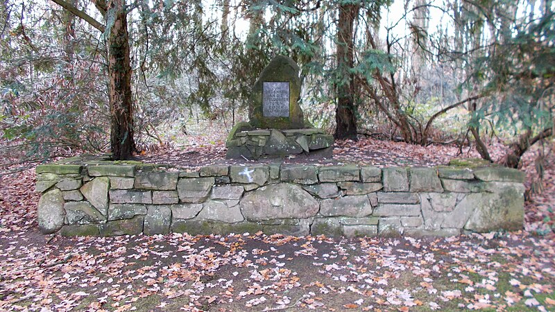 File:MH-Speldorf Wald-Ehrenmal Lickfeld 02.jpg