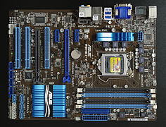 ATX – abgedeckter Socket 1155 – die Northbridge und meist auch eine GPU sind in dieser Architektur in die CPU integriert, PCI und PCIe 1x und 16x, DDR3-RAM, 2011