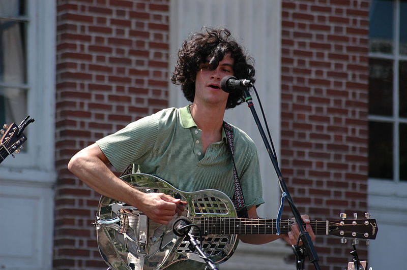 File:Man plays resophonic guitar.jpg