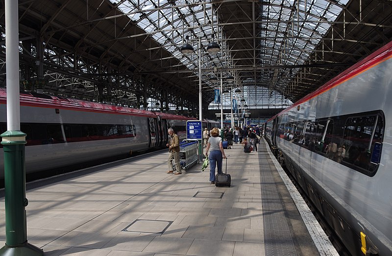 File:Manchester Piccadilly station MMB 01 390051 390037.jpg