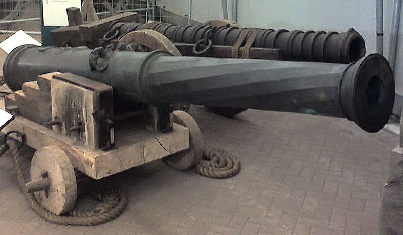 File:Mary Rose Guns ForeBronzeCulverin RearWroughtIronCannon.jpg