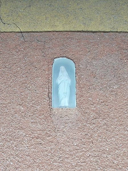 File:Mary statue, 38 Gödöllői Road, 2020 Mogyoród.jpg