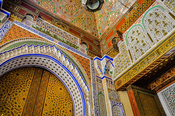 Арабский титул. Мечеть Мулай Идрис. Бали мечеть. Чей мавзолей в Марокко. Фес в деталях Марокко солнце цветы стекло.
