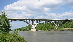 Mendota Bridge krydser Minnesota River i Fort Snelling State Park kort før dens sammenløb med Mississippi