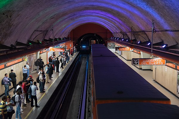 A train at Barranca del Muerto terminal station