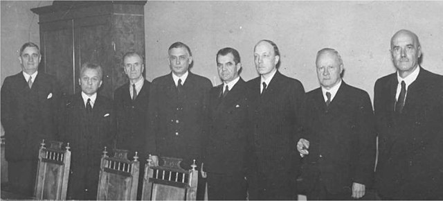 From the left: Henrik Ramsay, Tyko Reinikka, Antti Kukkonen, Edwin Linkomies, J.W. Rangell, Risto Ryti, Väinö Tanner and T.M. Kivimäki